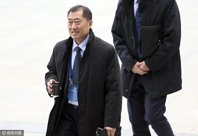 若是把她跟萧初然比，两人长相、身材，几乎棋逢对手，但在气质上，萧初然要低了宋婉婷不止一个档次。